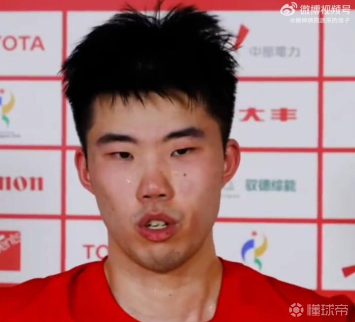 细腻又简约！克洛普穿的灰色毛衣售价260欧，，，，，来自红牛旗下品牌