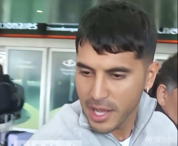 细腻又简约！克洛普穿的灰色毛衣售价260欧，，，，来自红牛旗下品牌
