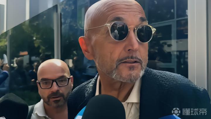 细腻又简约！克洛普穿的灰色毛衣售价260欧，，来自红牛旗下品牌