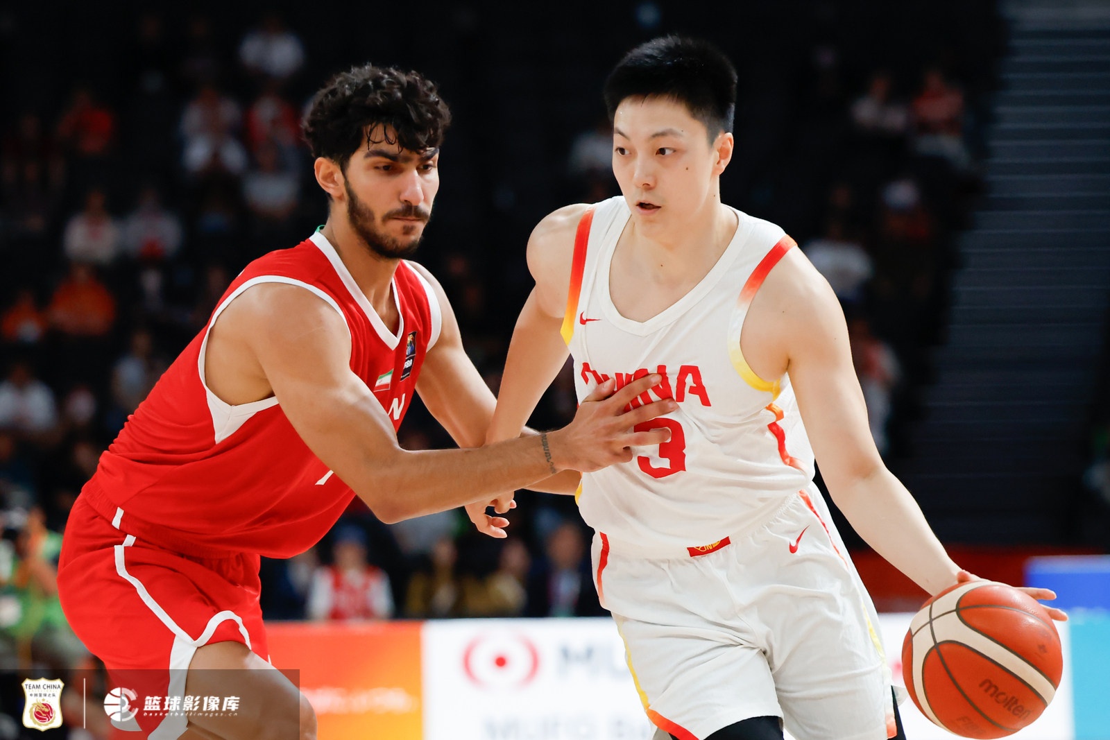 国足vs巴勒斯坦队角逐精彩瞬间